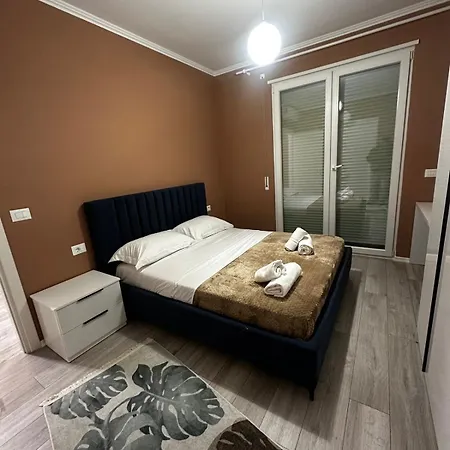 Univers 3 , Tirana * Laknas